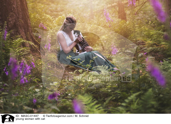 young woman with cat / MASC-01487