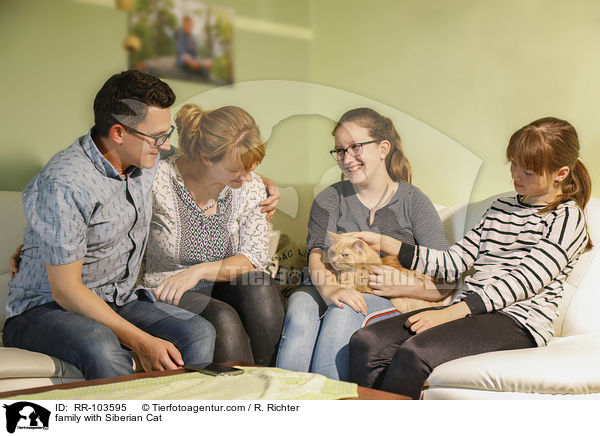 Familie mit Sibirische Katze / family with Siberian Cat / RR-103595