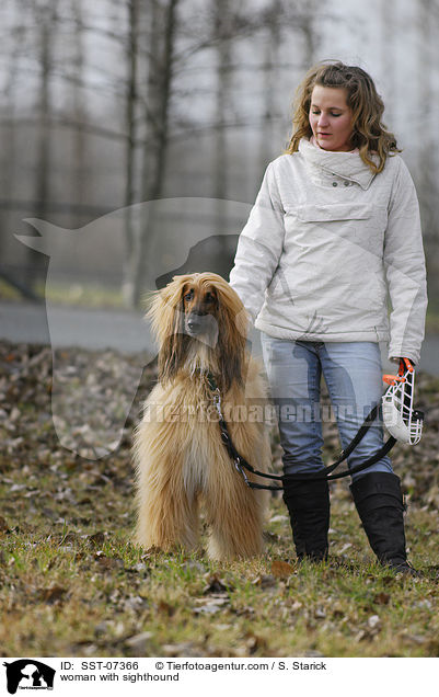 Frau mit Afghanischem Windhund / woman with sighthound / SST-07366