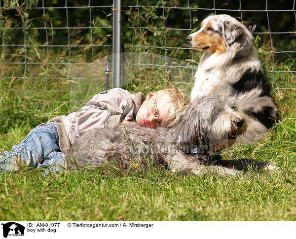Junge mit Hund / boy with dog / AM-01077