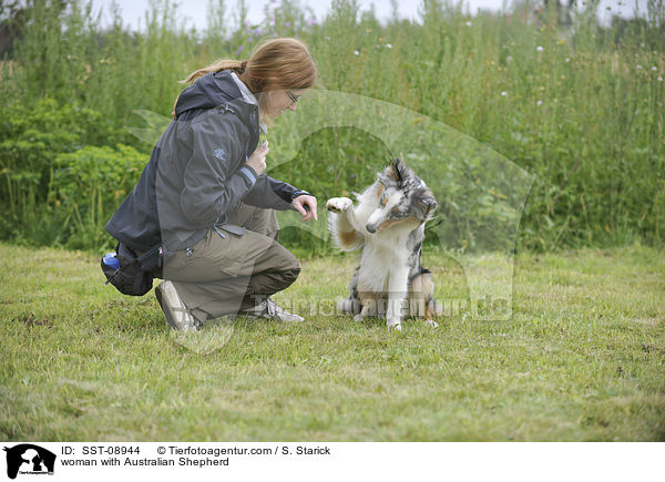 Frau mit Australian Shepherd / woman with Australian Shepherd / SST-08944