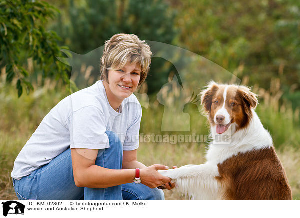 Frau und Australian Shepherd / woman and Australian Shepherd / KMI-02802
