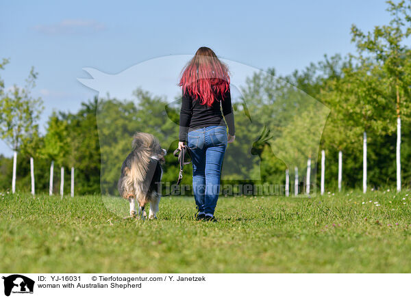Frau mit Australian Shepherd / woman with Australian Shepherd / YJ-16031