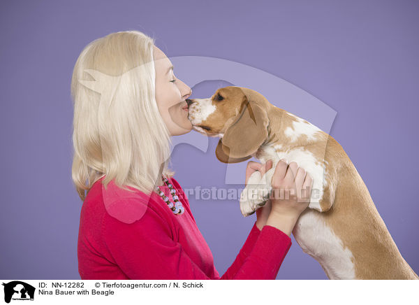 Nina Bauer mit Beagle / Nina Bauer with Beagle / NN-12282