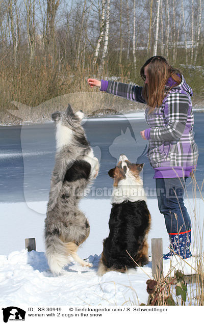 Frau mit 2 Hunden im Schnee / woman with 2 dogs in the snow / SS-30949