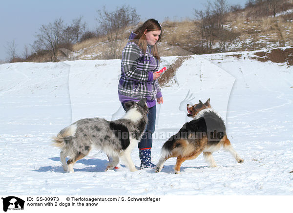 Frau mit 2 Hunden im Schnee / woman with 2 dogs in the snow / SS-30973