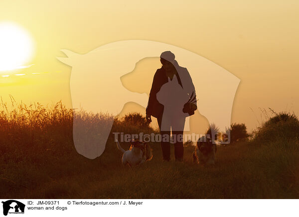 Frau und Hunde / woman and dogs / JM-09371