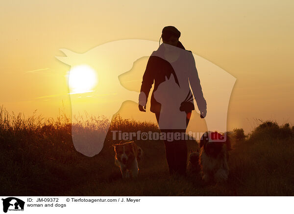 Frau und Hunde / woman and dogs / JM-09372
