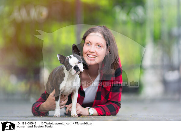 Frau und Boston Terrier / woman and Boston Terrier / BS-08549