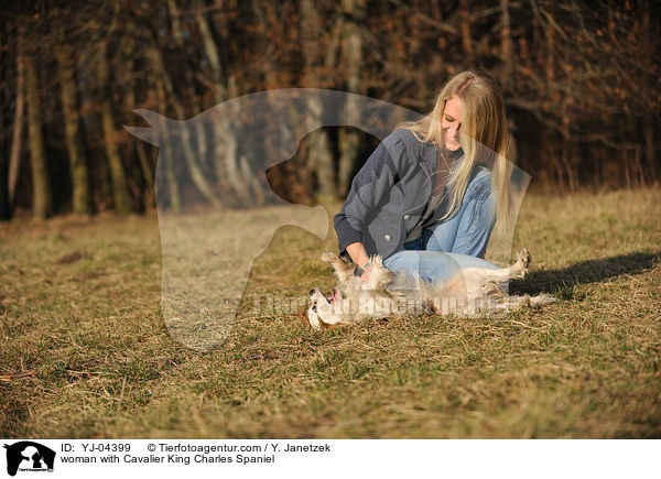 Frau mit Cavalier King Charles Spaniel / woman with Cavalier King Charles Spaniel / YJ-04399