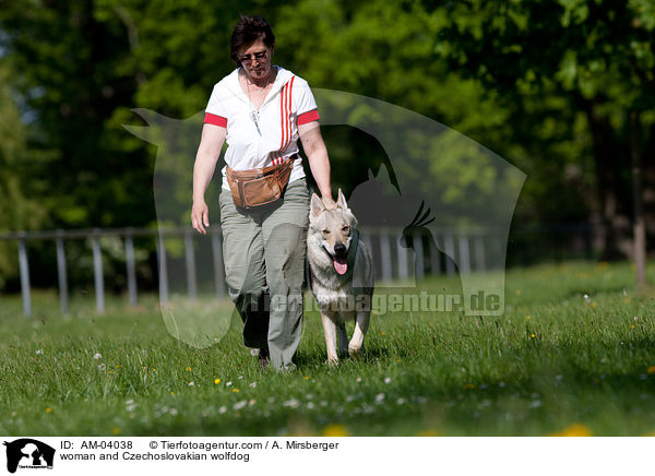 Frau und Tschechoslowakischer Wolfshund / woman and Czechoslovakian wolfdog / AM-04038