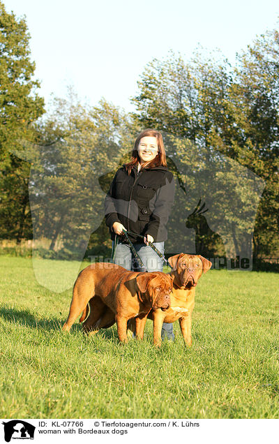 Frau mit Bordeauxdoggen / woman with Bordeaux dogs / KL-07766