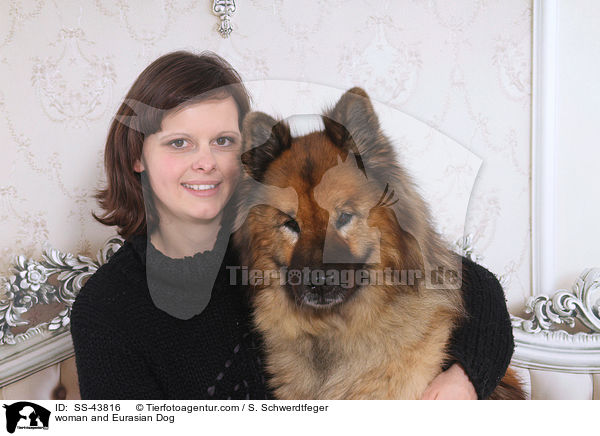 Frau und Eurasier / woman and Eurasian Dog / SS-43816