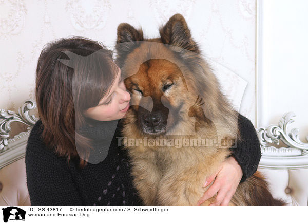 Frau und Eurasier / woman and Eurasian Dog / SS-43817