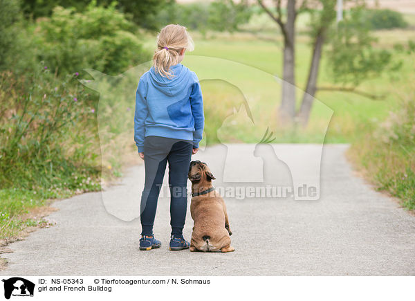Mdchen und Franzsische Bulldogge / girl and French Bulldog / NS-05343