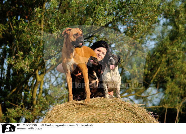 Frau mit Hunden / woman with dogs / YJ-06536