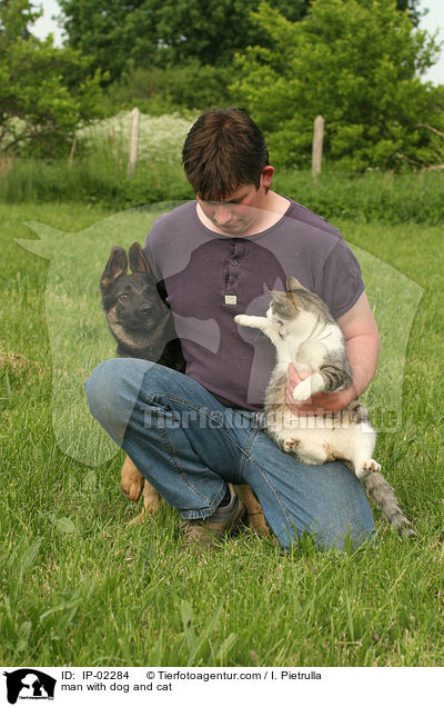 man with dog and cat / IP-02284