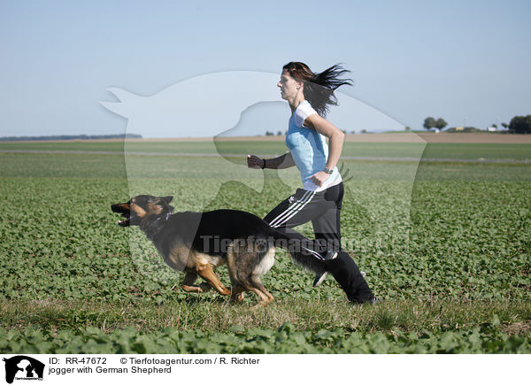Joggerin mit Deutschem Schferhund / jogger with German Shepherd / RR-47672