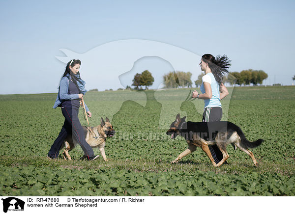 Frauen mit Deutschem Schferhund / women with German Shepherd / RR-47680