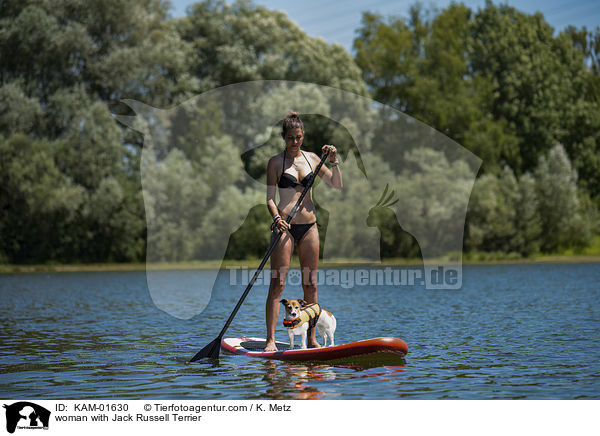 Frau mit Jack Russell Terrier / woman with Jack Russell Terrier / KAM-01630