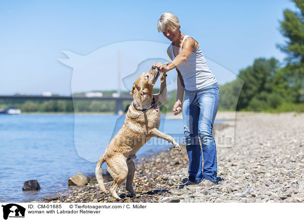 Frau mit Labrador Retriever / woman with Labrador Retriever / CM-01685