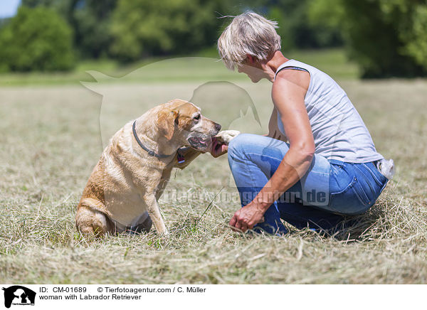 Frau mit Labrador Retriever / woman with Labrador Retriever / CM-01689