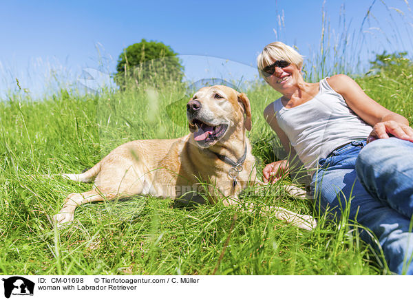 Frau mit Labrador Retriever / woman with Labrador Retriever / CM-01698