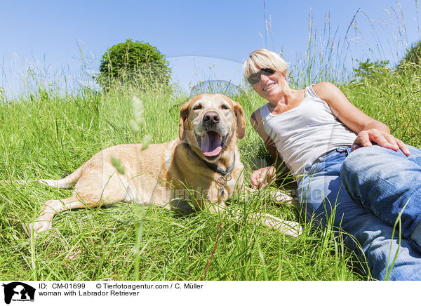 Frau mit Labrador Retriever / woman with Labrador Retriever / CM-01699