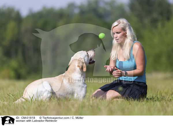 Frau mit Labrador Retriever / woman with Labrador Retriever / CM-01818