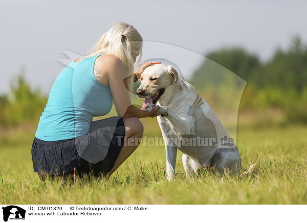 Frau mit Labrador Retriever / woman with Labrador Retriever / CM-01820