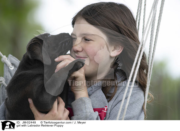 Mdchen mit Labrador Retriever Welpe / girl with Labrador Retriever Puppy / JM-02448