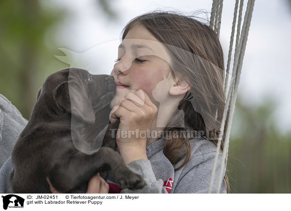 Mdchen mit Labrador Retriever Welpe / girl with Labrador Retriever Puppy / JM-02451