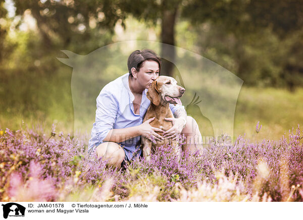 Frau und Magyar Vizsla / woman and Magyar Vizsla / JAM-01578