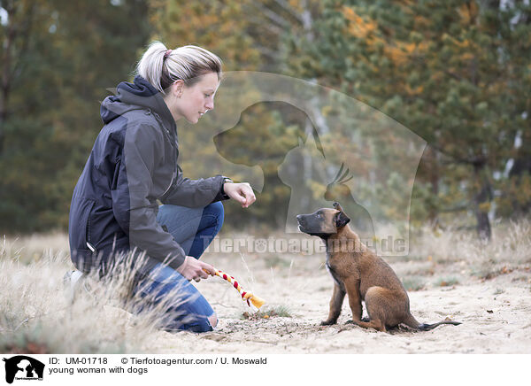 junge Frau mit Hunden / young woman with dogs / UM-01718