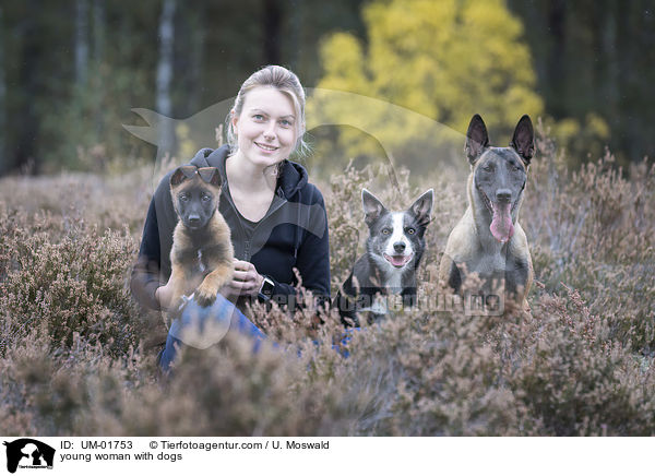 junge Frau mit Hunden / young woman with dogs / UM-01753