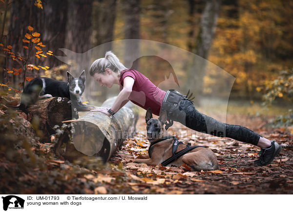 junge Frau mit Hunden / young woman with dogs / UM-01793