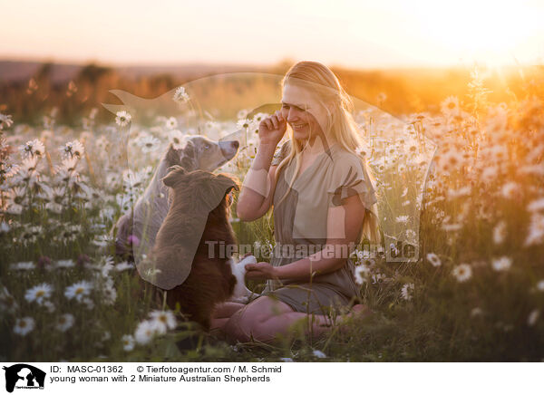 junge Frau mit 2 Miniature Australian Shepherds / young woman with 2 Miniature Australian Shepherds / MASC-01362