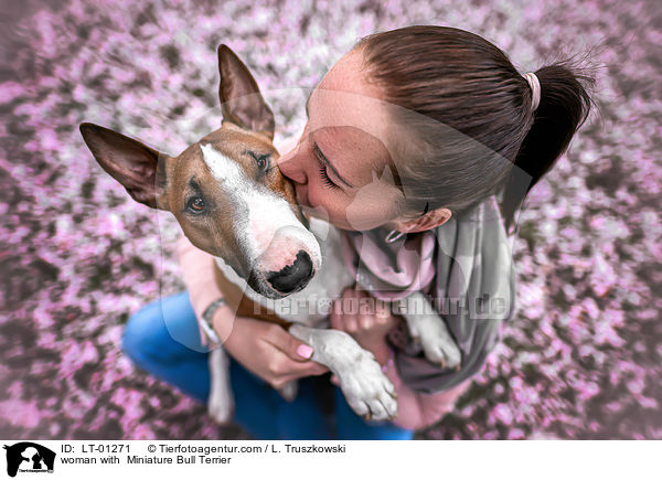Frau mit Miniatur Bullterrier / woman with  Miniature Bull Terrier / LT-01271