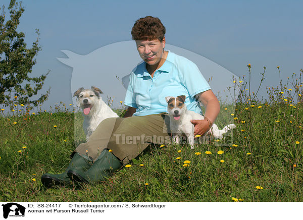 Frau mit Parson Russell Terriern / woman wit Parson Russell Terrier / SS-24417