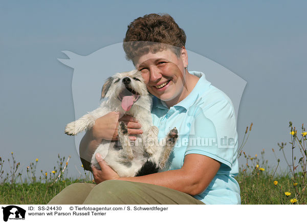 Frau mit Parson Russell Terriern / woman wit Parson Russell Terrier / SS-24430