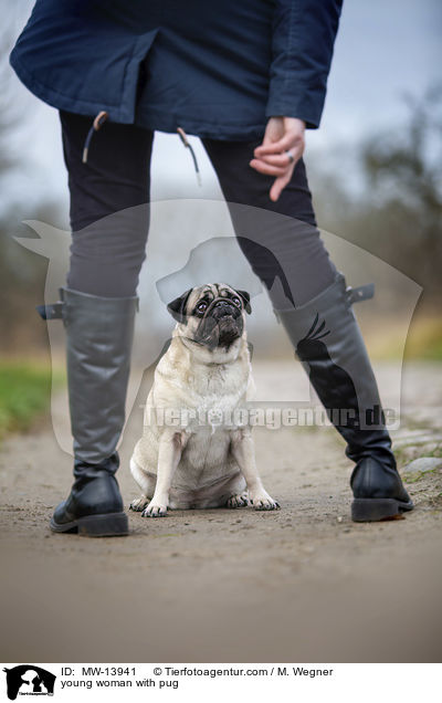 junge Frau mit Mops / young woman with pug / MW-13941