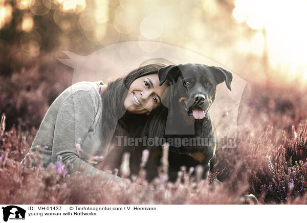 junge Frau mit Rottweiler / young woman with Rottweiler / VH-01437