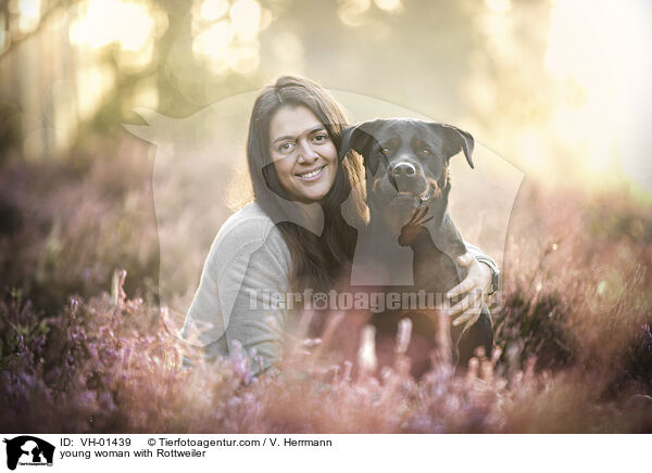 junge Frau mit Rottweiler / young woman with Rottweiler / VH-01439