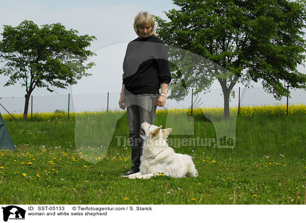 Frau und Weier Schweizer Schferhund / woman and white swiss shepherd / SST-05133