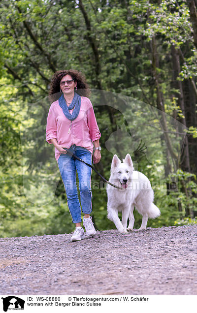 Frau mit Weiem Schferhund / woman with Berger Blanc Suisse / WS-08880
