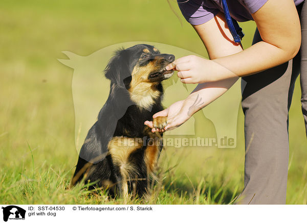 Mdchen mit Hund / girl with dog / SST-04530