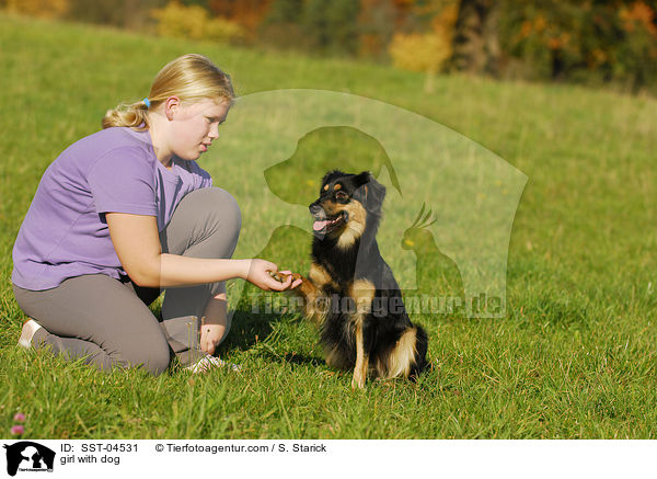 Mdchen mit Hund / girl with dog / SST-04531