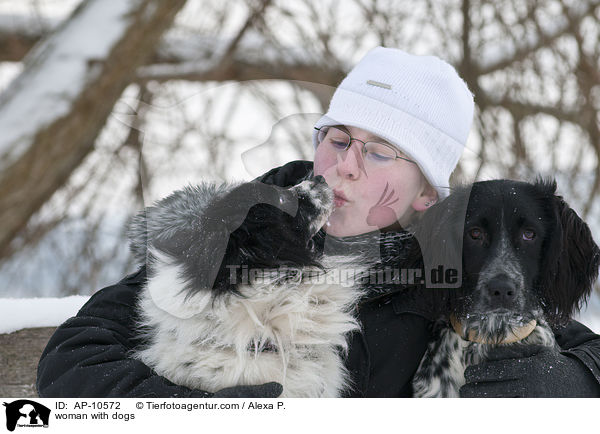 woman with dogs / AP-10572