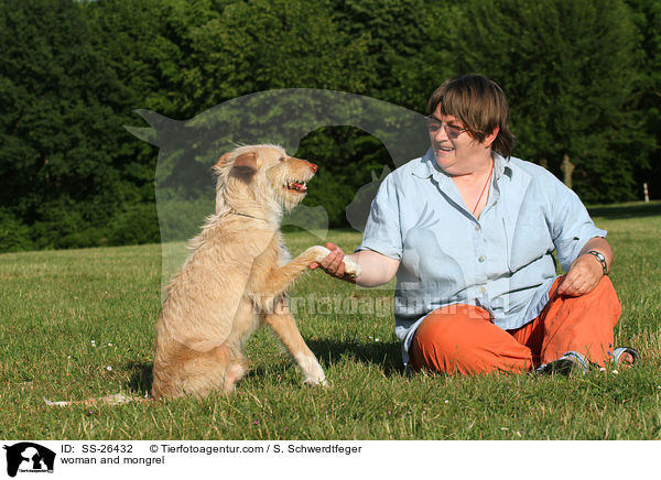 Frau und Podenco-Mix / woman and mongrel / SS-26432