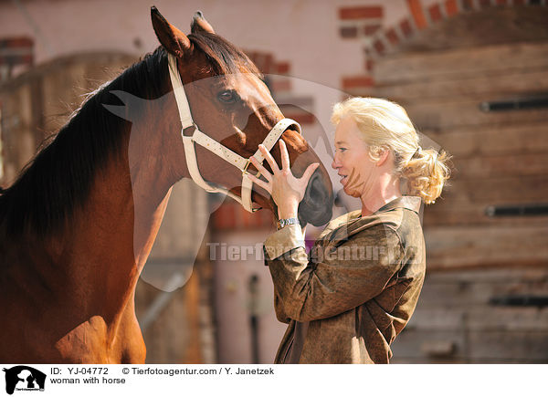 woman with horse / YJ-04772